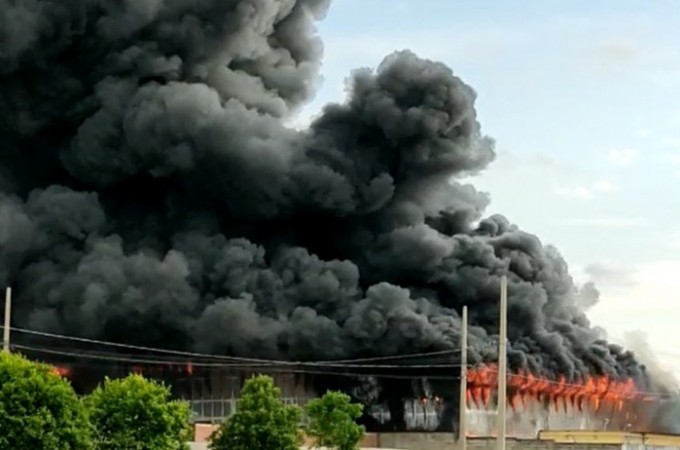 Incndio de grandes propores atinge fbrica de tintas em Mato