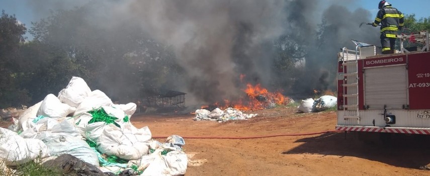 bombeiros-combatem-incendio-em-area-de-reciclagem