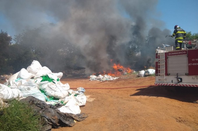 Bombeiros combatem incndio em rea de reciclagem