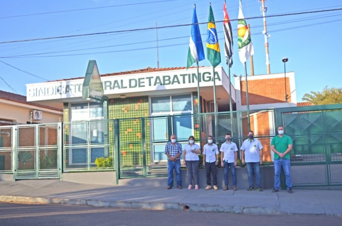 Extenso de base do Sindicato Rural em Tabatinga hasteia bandeiras