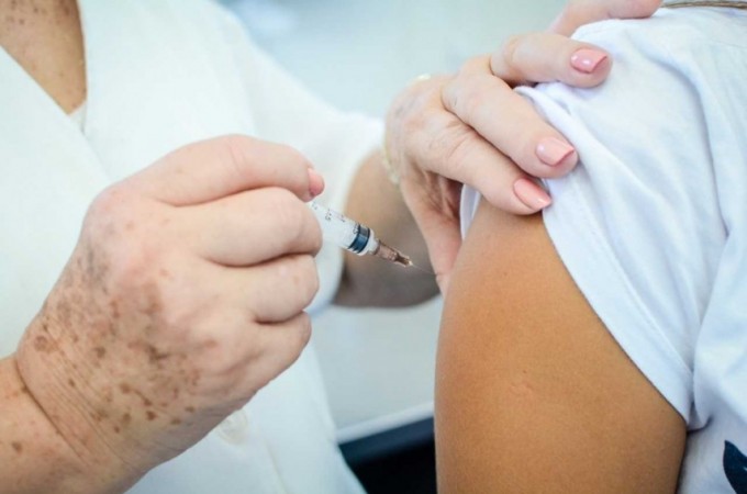 COVID: Pessoas com mais de 31 anos pode receber vacina até às 20 hs