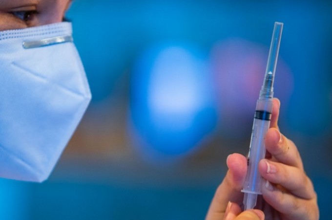 COVID: Pessoas com mais de 29 anos pode receber vacina at s 20 hs