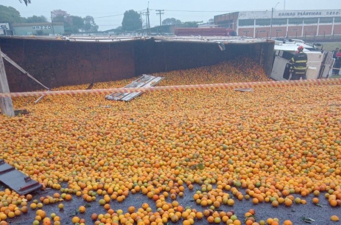 Itpolis: Caminho tomba e derruba carga de laranjas em rodovia 
