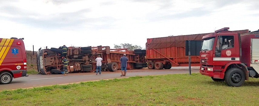 sp-304-carreta-tombou-na-rodovia-e-motorista-e-socorrido