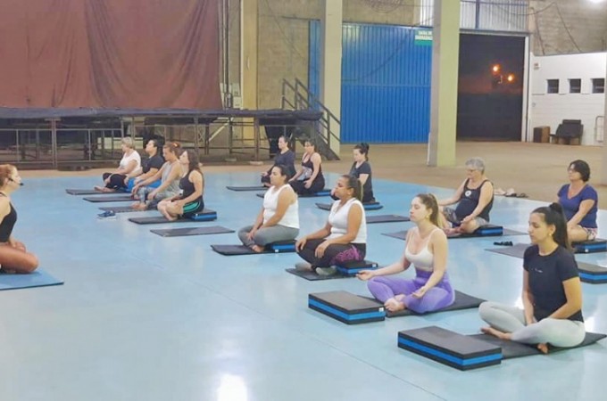 Aulas gratuitas de Yoga comearam no Pavilho de Exposies