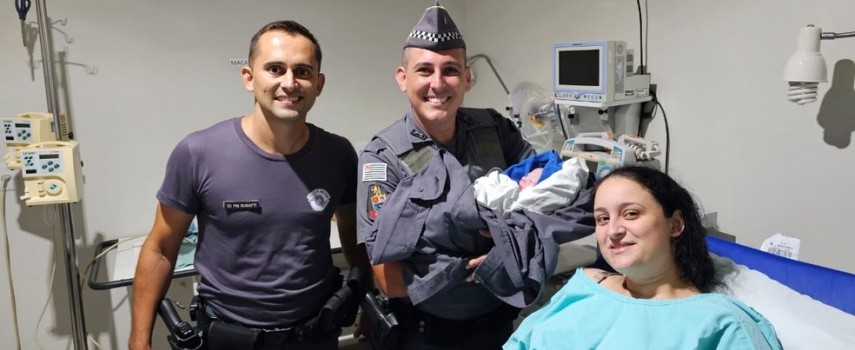 policiais-militares-ajudam-mulher-durante-parto-realizado-no-carro
