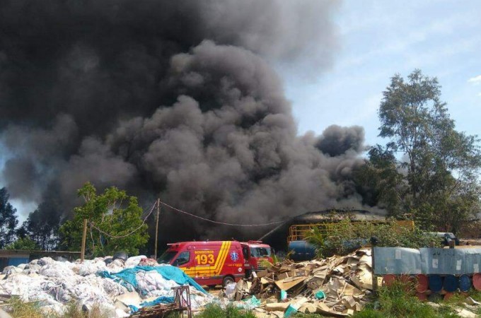 Incndio atinge fbrica de enchimentos em Ibitinga