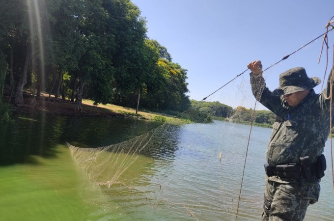 PM Ambiental flagra pescador em poca de Piracema no rio Tiet