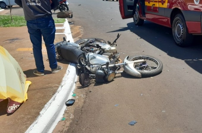 Batida entre carro e moto deixa 3 pessoas feridas no Jd. Paineiras
