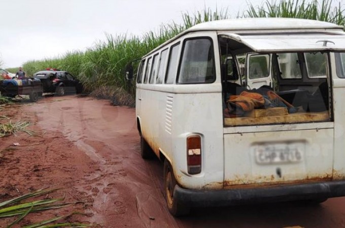Bandidos, com carro de Ibitinga, so flagrados furtando leo diesel 
