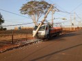 Motorista perde o controle de caminho e atinge poste