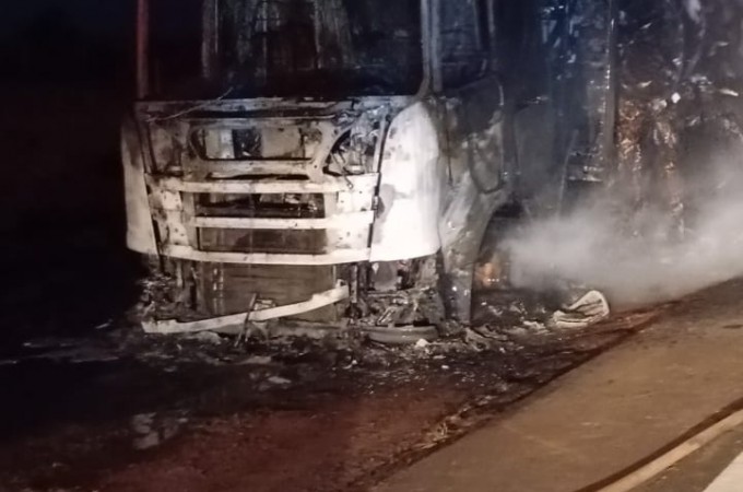 Ibitinga: Caminho de frigorfico pega fogo e carga foi incendiada