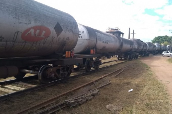 Trem carregado com combustvel descarrila em Bauru