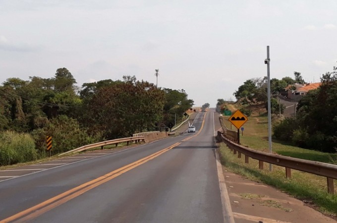 Ponte do Rio Ribeiro dos Porcos, em Taquaritinga, ter radares