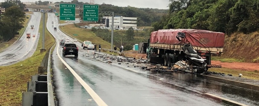 bauru-acidente-entre-caminhoes-deixa-um-motorista-ferido-em-rodovia
