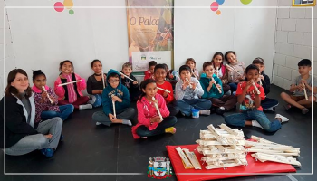 polo-cultural-faz-doacao-de-60-flautas-para-alunos-de-projeto