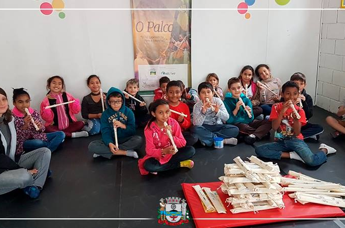 Polo Cultural faz doao de 60 flautas para alunos de projeto 