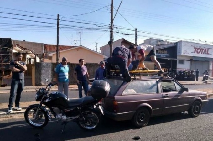 Araraquara: Idosa de 62 anos  arremessada para cima de carro