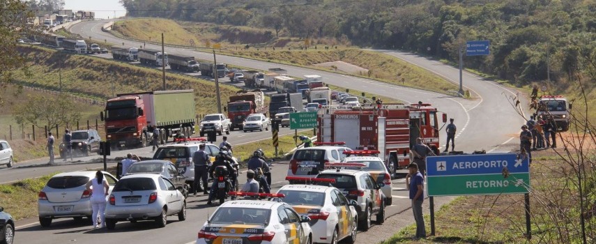 sem-terra-interditam-rodovia-bauru-iacanga