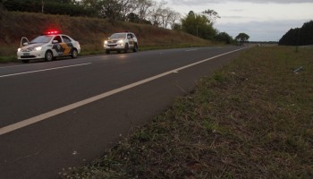 garota-pula-de-carro-em-movimento-na-rodovia-para-escapar-de-rapto