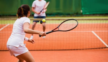 cbi-oferece-aulas-de-tenis-gratuitas-para-criancas