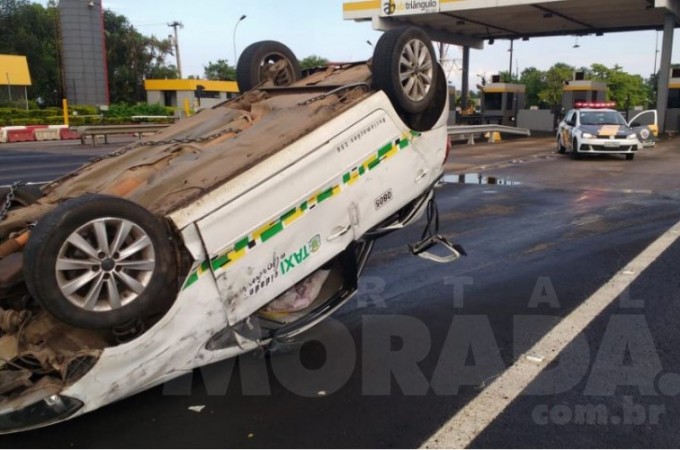 Carro capota no pedgio entre Araraquara e Mato