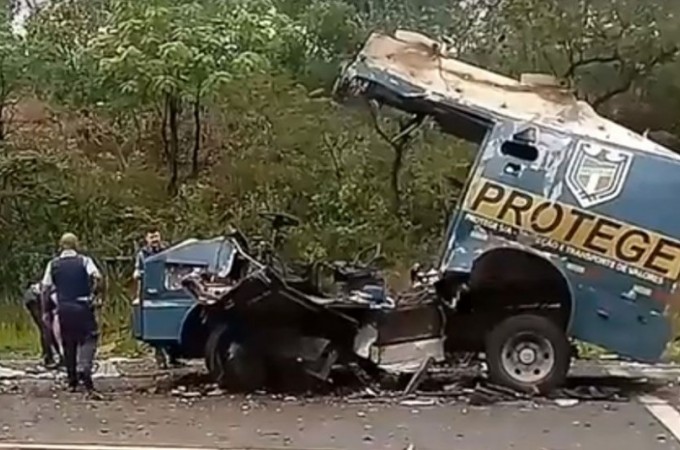 Carro-forte  destrudo por bandidos na regio de Ribeiro Preto