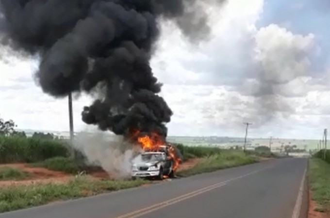 Ambulncia pega fogo e motorista escapa ileso em vicinal de Itpolis