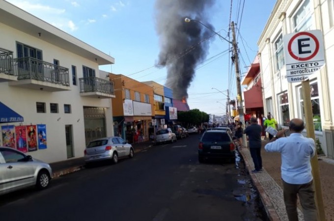 Bombeiros controlam incndio em galeria do Centro