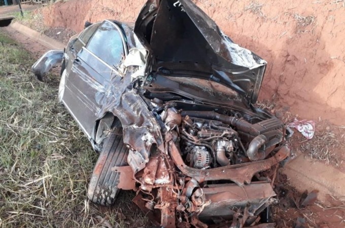 Suspeito de atropelamento � preso ap�s capotar carro em rodovia