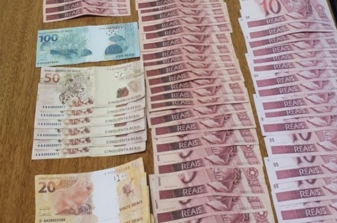 Rapaz  surpreendido com mais de R$ 1 mil em notas falsas escondidas