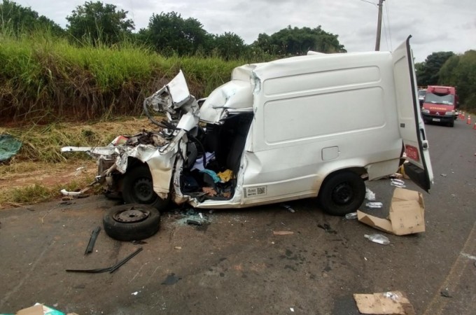 Motorista morre em acidente entre carro e caminho em Itpolis
