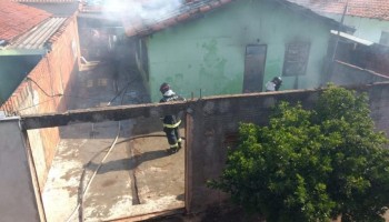 incendio-atinge-e-destroi-imovel-apos-briga-de-casal-em-bariri