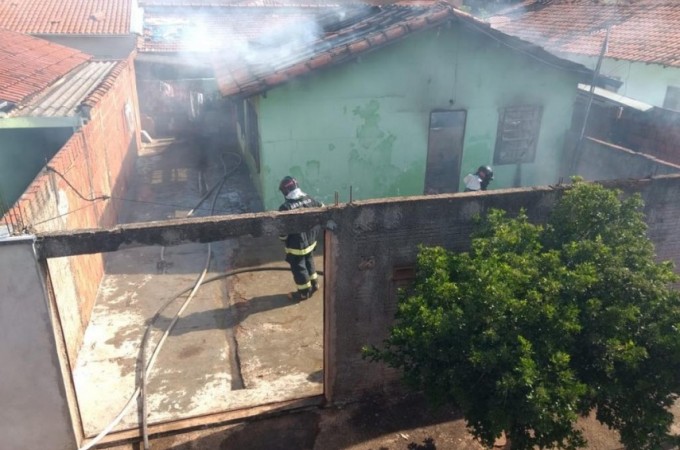 Incndio atinge e destri imvel aps briga de casal em Bariri