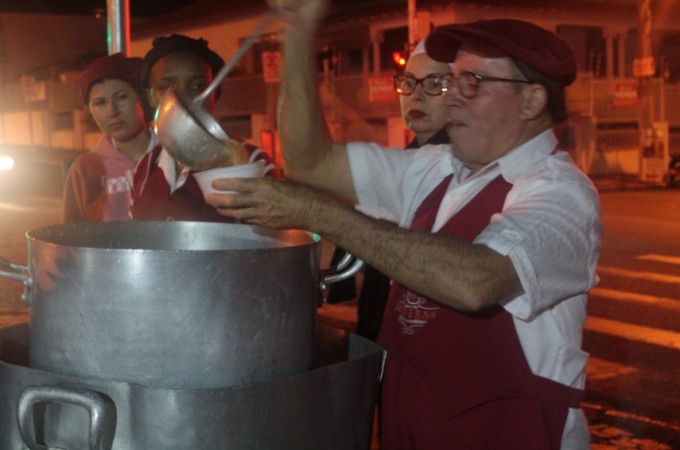 Projeto de doao serviu 300 quilos de sopa para populao