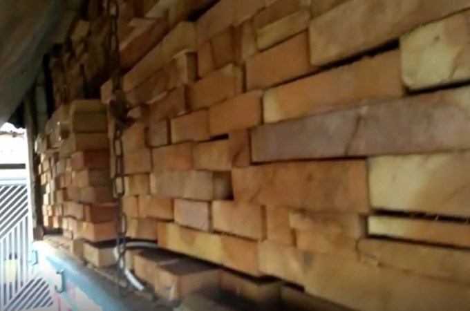 Polcia Ambiental de Araraquara apreende carga de madeira nativa