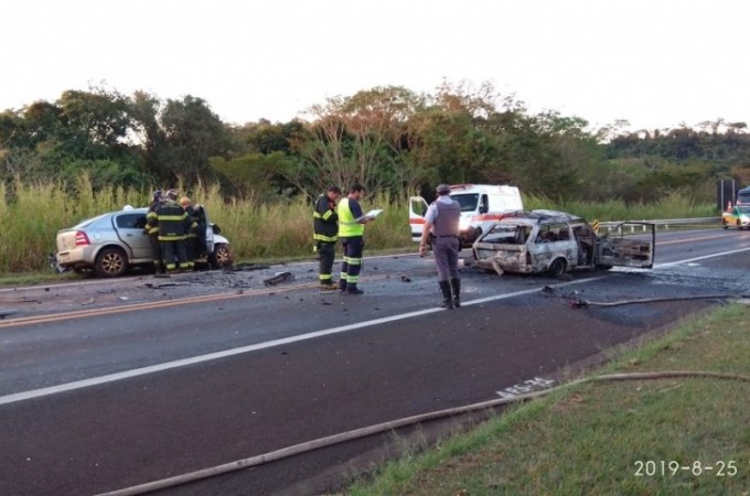 Motoristas morrem em batida frontal na rodovia Ja / Bocaina