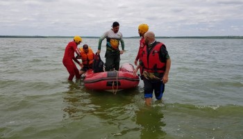 grupo-e-resgatado-apos-barco-afundar-no-rio-tiete-em-borborema