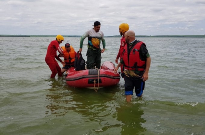 Grupo  resgatado aps barco afundar no Rio Tiet em Borborema
