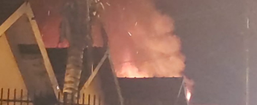 incendio-casa-e-consumida-pelo-fogo-em-borborema