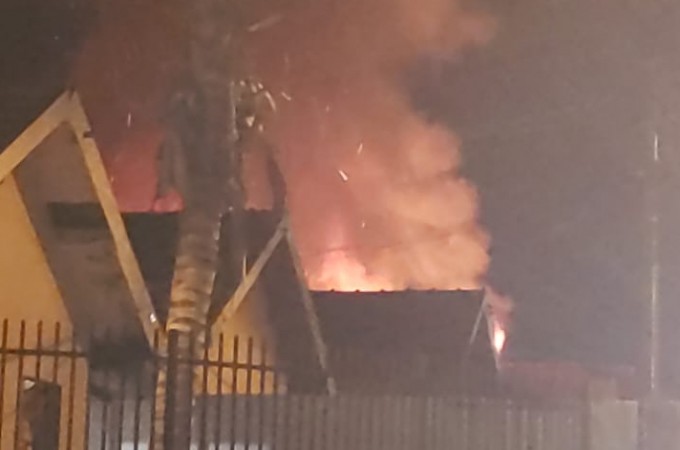 Incndio: Casa  consumida pelo fogo em Borborema