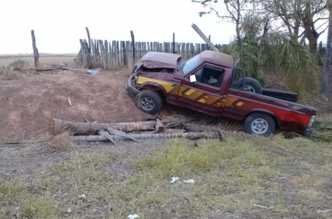 Boborema: Motorista morre aps caminhonete bater em coqueiros