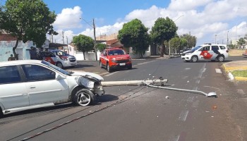 colisao-de-veiculo-arranca-poste-na-perimetral