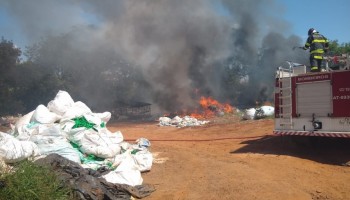 bombeiros-combatem-incendio-em-area-de-reciclagem