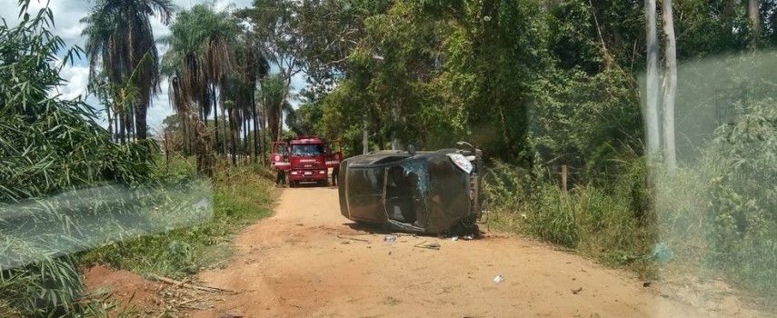 ibitinga-carro-capota-e-deixa-duas-pessoas-feridas