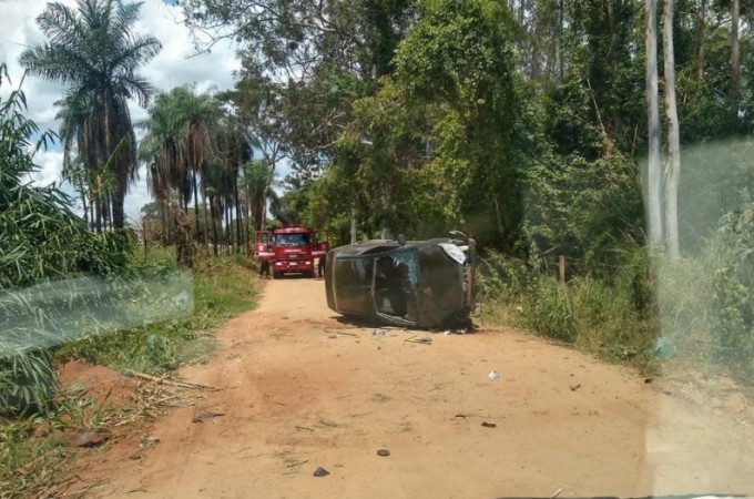 Ibitinga: Carro capota e deixa duas pessoas feridas 