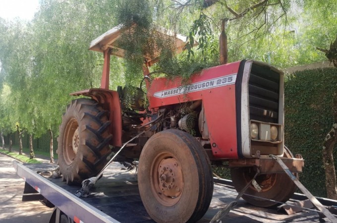 Trator furtado em Ibitinga, foi encontrado na SP-310 em So Carlos