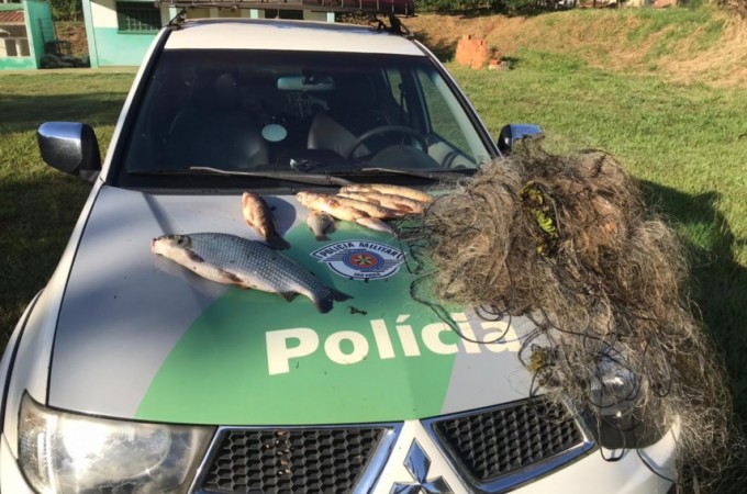 PM Ambiental flagra pescador amador com rede no Rio Jacar