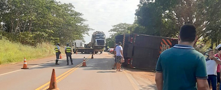 sp-304-caminhao-carregado-com-gado-tomba-na-rodovia