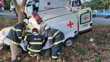 sp-304-motorista-de-ambulancia-de-itaju-fica-preso-entre-ferragens